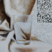 Drapé, verre d'eau et QR codes, détail